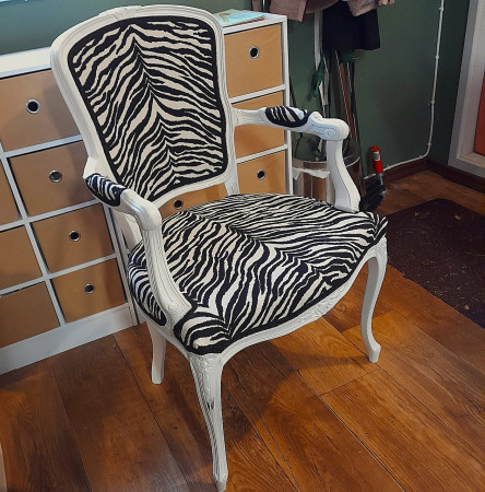 Uusi kangas, pehmusteet ja koristenauhat.